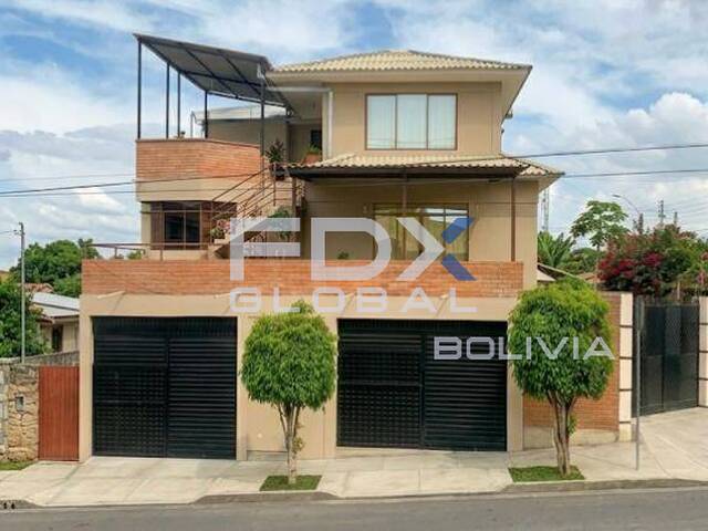 #100105-12 - Casa de dos o más pisos para Venta en Cochabamba - CBA - 1